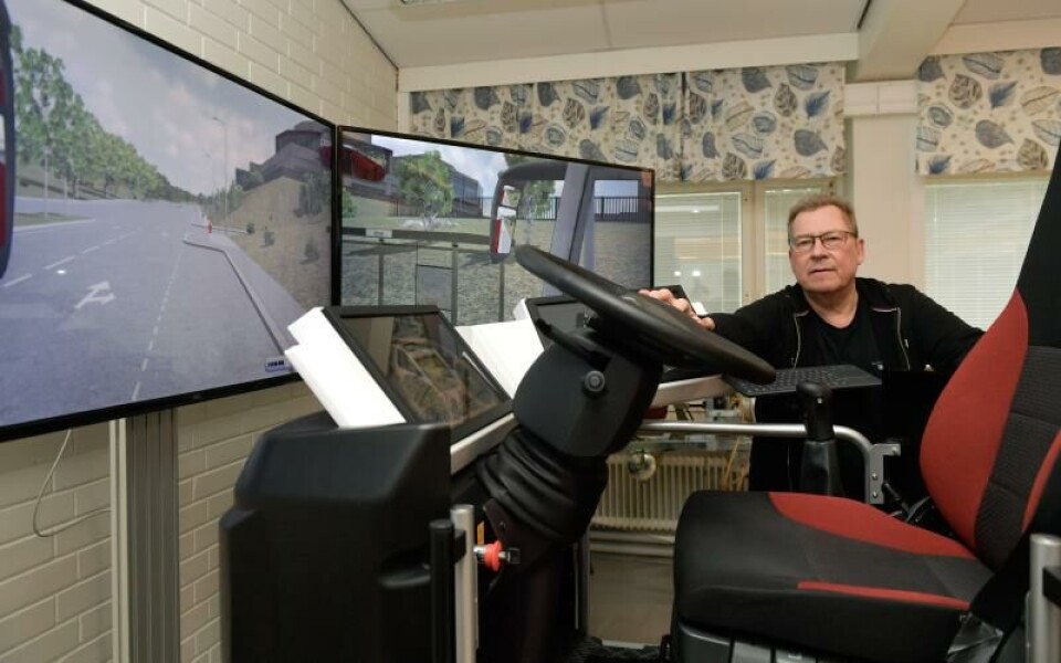 Utbildaren Christian Böhlström vid den simulator som eleverna använder sig av.Foto: