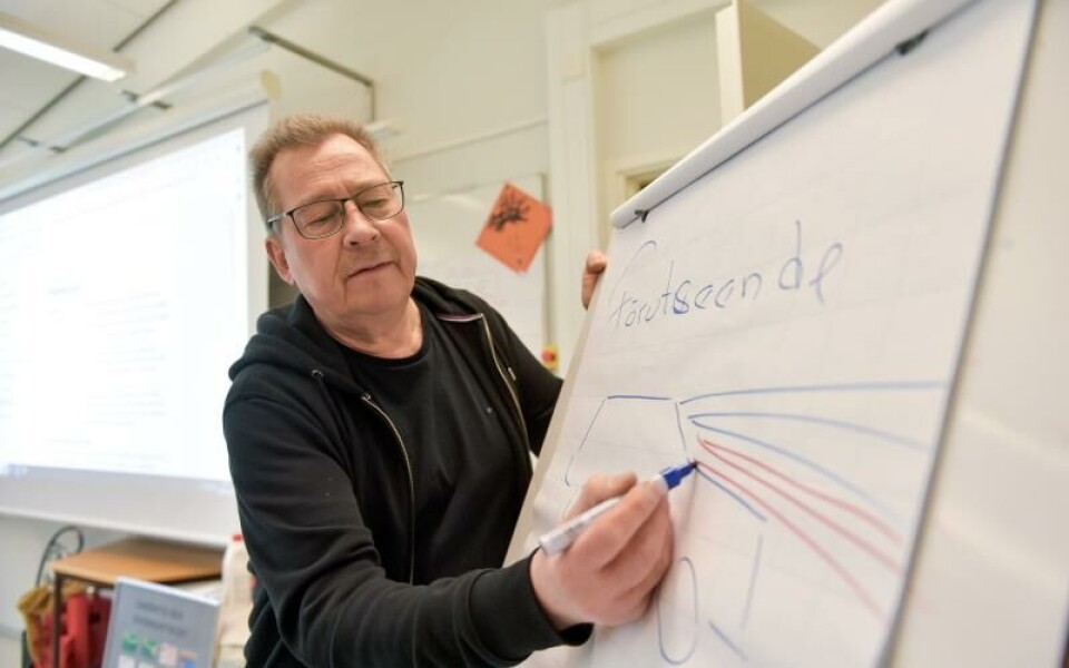 Utbildaren Christian Böhlström målar upp hur olika generationer kör olika förutseende, där yngre förare gärna gåller ner blicken med de andra ser upp.Foto: