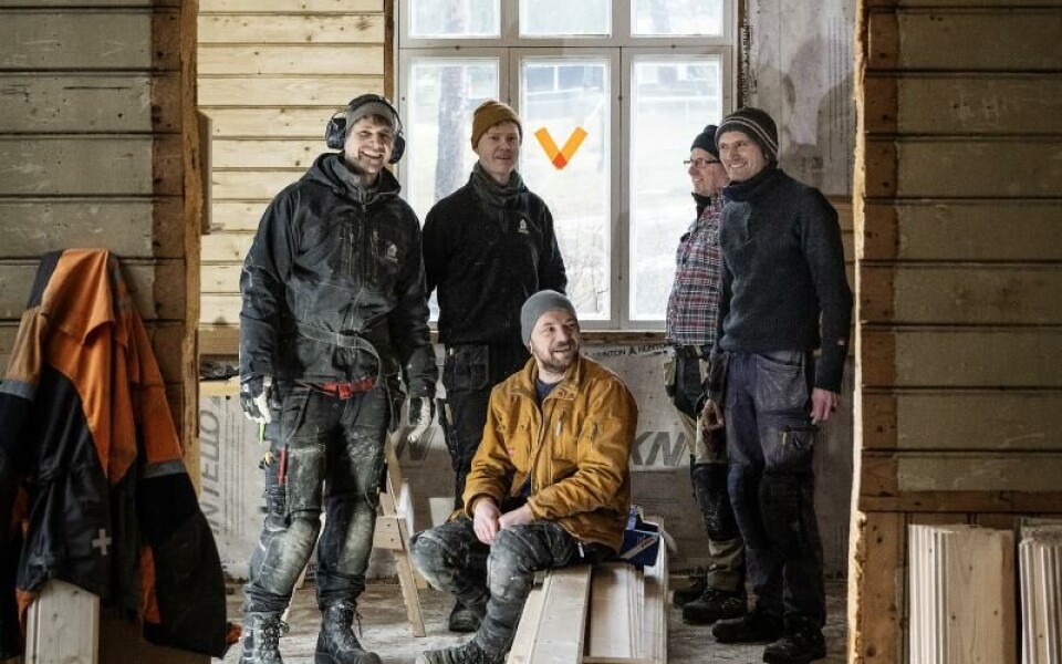 ”Det här är helt klart ett roligt projekt för oss”, säger Arne Nieland från Löfbacka traditionsbygg. Till höger om honom står Johan Häggblom, Emil Sundblom och Elis Bergman. I mitten sitter Zlatan Dukic.Foto: DANIEL ERIKSSON