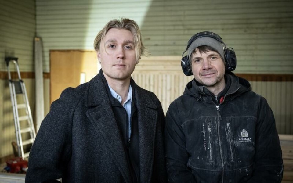 Arkitekten Leo Pahlman och Arne Nieland från Löfbacka traditionsbygg vill återskapa den ursprungliga byggnaden. ”Det är kul att Mariehamn satsar på att rusta upp den”, säger Arne Nieland.Foto: DANIEL ERIKSSON
