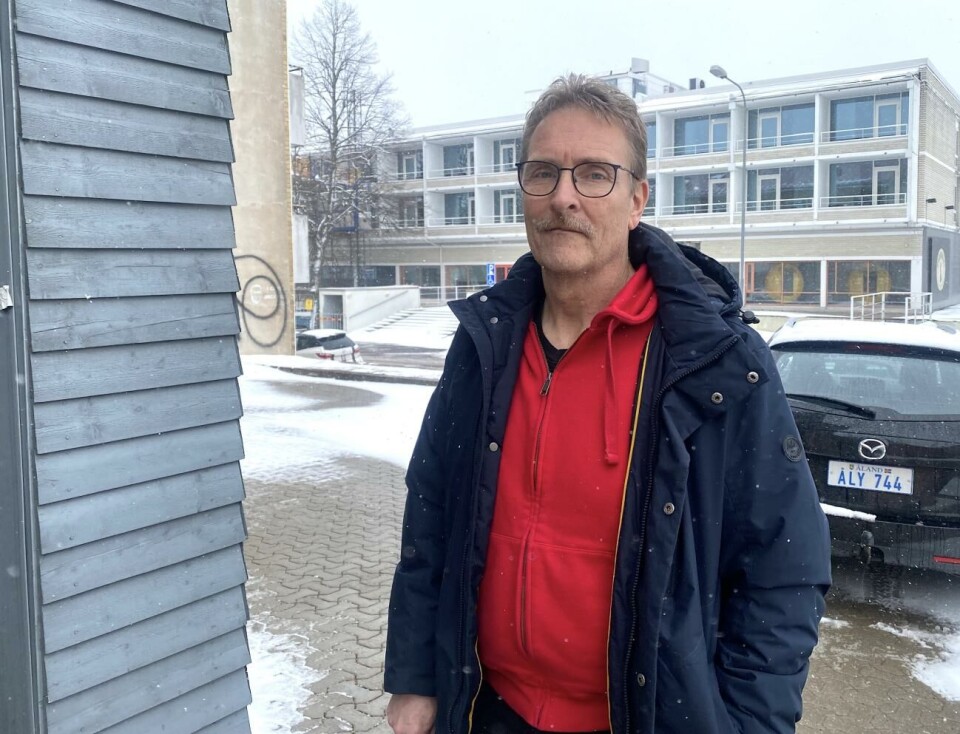 Kimmo Mattson anser att ålänningar, som ju också bor i Finland, har samma rätt att spela på till exmpel lotto. Han får rätt.