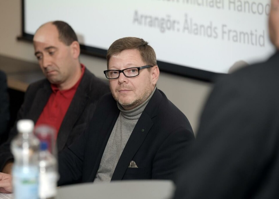 Per Lodenius (C) vill fortsätta jobba för att kontakterna mellan Åland och Norrtälje upprätthålls trots Rosellas frånfälle. Han har nu tagit upp frågan om den minskade trafiken orterna emellan på kommunal nivå i Norrtälje. 161018 , 16102018 , 20181016 , Ålands Framtid ordnade debatt , Ålands Näringslivs vd Anders Ekström och svenske riksdagsledamoten Per Lodenius (C) diskuterade hur Åland och Sverige kan utveckla ett bättre samarbete , auditoriet i lagtingshuset