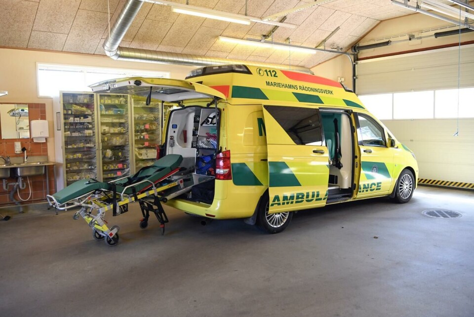 Landskapsregeringen, ÅMHM och Valvira har kommit överens om hur behörighetsfördelningen ser ut, och Valvira ska nu inleda sin utredning. Ärendets karaktär har lett till oklarheter, enligt Knut Lönnroth. 050520 , 05052020 , 20200505 , Tillfälligt inrättade coronavirus provmottagningen , coronamottagning , corona , coronavirus , covid-19 , corona pandemi , mottagning , ÅHS , skyddsklädd provtagningspersonal , skyddkläder , sköterska , sjuksköterska , sjukvåprdspersonal , corona skydd , beredskapstillstånd , undantagstillstånd , ambulans , ambulanssjukvårdare , ambulansgaraget på sjukhuset , sjukhus , sjukhuset