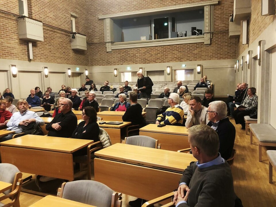 Ett 50-tal personer hade tagit sig till stadshuset för att lyssna och framföra åsikter om den tilltänkta discgolfbanan på Lotsberget i Mariehamn.