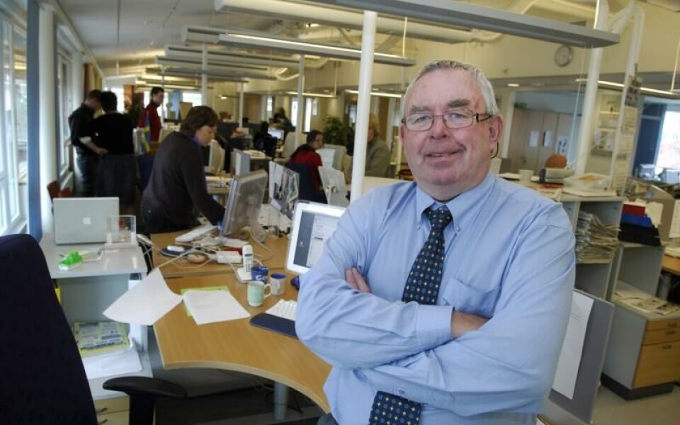 @Foto:<@Faktaord>Daniel Eriksson<@Faktaord>Mitt i smeten.<@$p> Här trivs han, i centrum på redaktionen, uppkopplad och informerad ofta före alla andra om allt som händer. 1965 började Anders Mattsson skriva sport för Ålandstidningen på frilanskontrakt. Han skrev så mycket att cheferna snart upptäckte att det blev billigare att anställa honom på heltid. Så började Masons 40 år långa bana på Ålandstidningen som nu går mot sitt slut. I dag gör han sin sista dag på tidningen.Foto: Daniel Eriksson