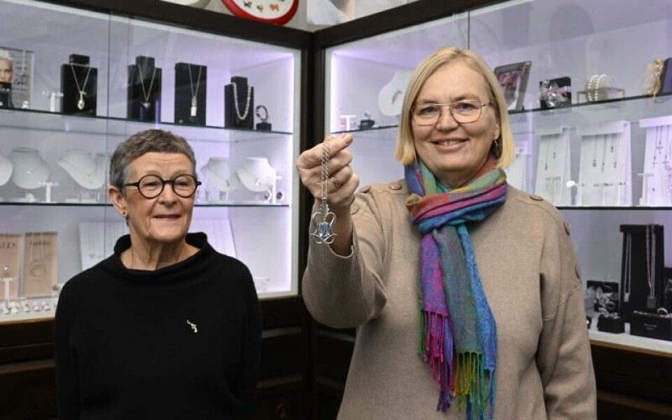 Susann Christenbrunn och Britt Lindholm, Ålands lucia 1977, visar upp luciasmycket som gjorts av Alvar Iström.Foto: Robert Jansson