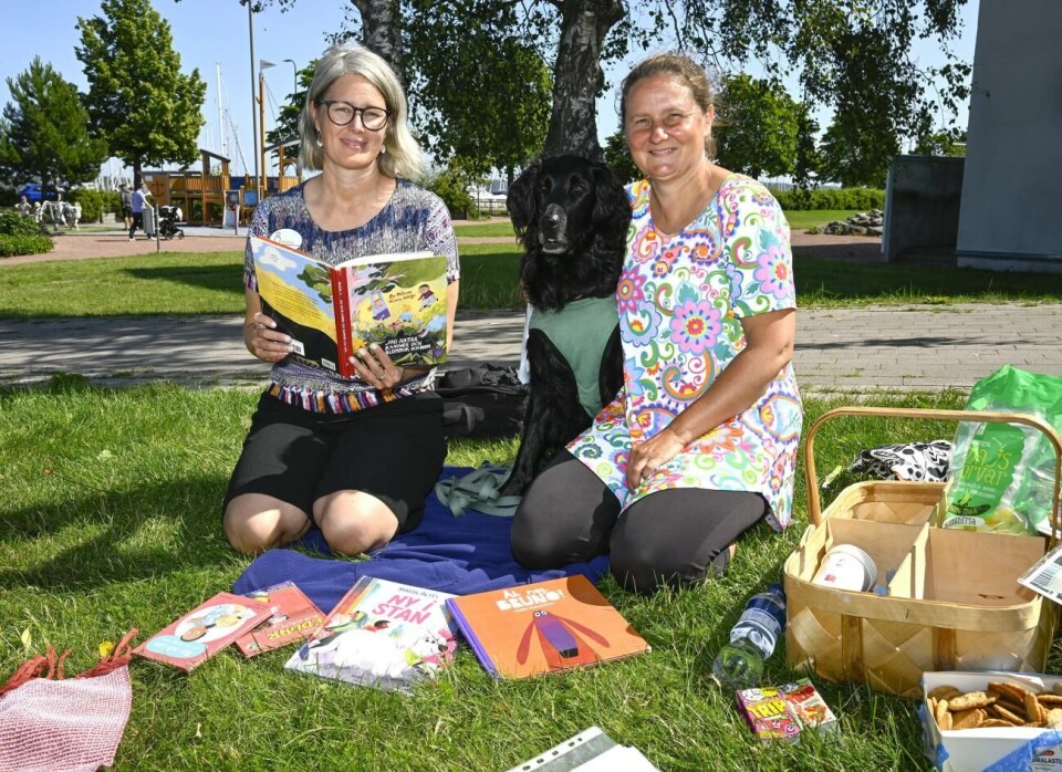 Bibliotekarie Annica Andersson tar med böcker och Lotta Barman tar med sin hund Ninni för att skapa en trevlig sagostund för barnen.