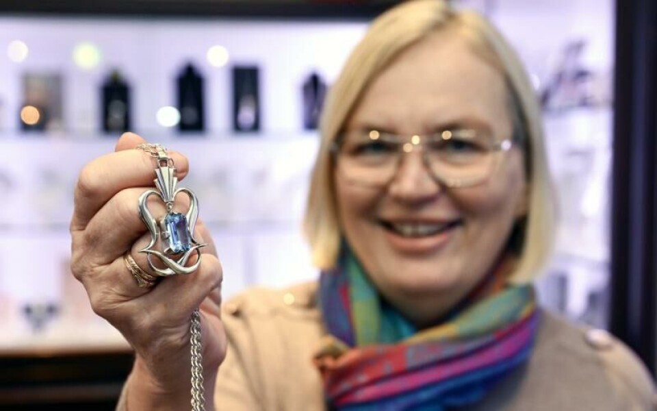 Britt Lindholm visar upp sitt luciasmycke hon fick 1977.Foto: Robert Jansson