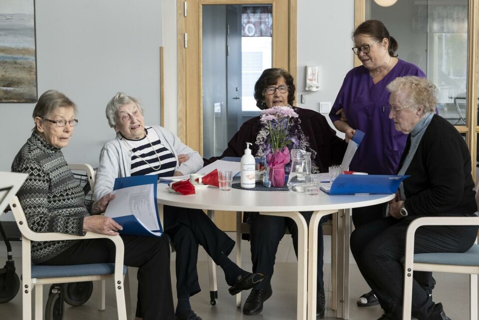 Ann-Marie Sundqvist, Margit Svenblad, Aida Andersson, Isebell Bergman och Greta Karlsson sjunger allsång tillsammans. Musiccafé på Hammargården, äldreboende,