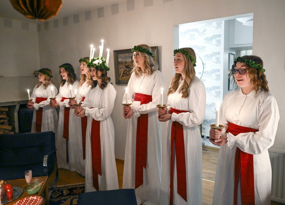 Årets åländska luciafölje med lucia Tindra Karlsson och tärnorna Fanny Jörgensen,Emma Sahlin, Klara Westerholm, Emilia Strandvik, Smilla Påvall och Elin Lindholm.