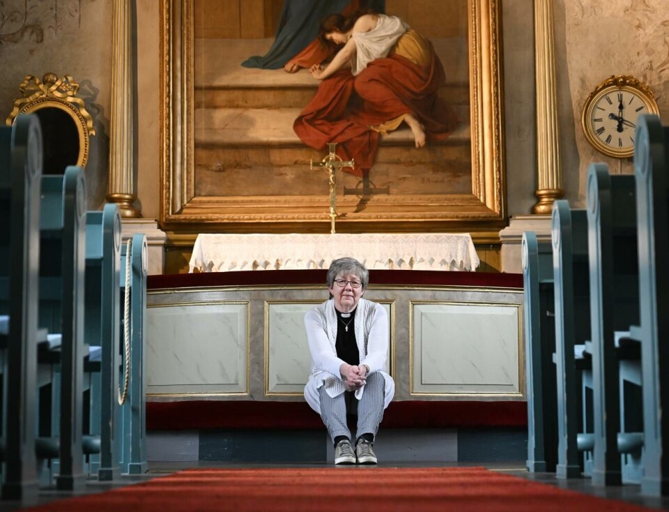 Eva Williams sitter i koret i Eckerö kyrka.