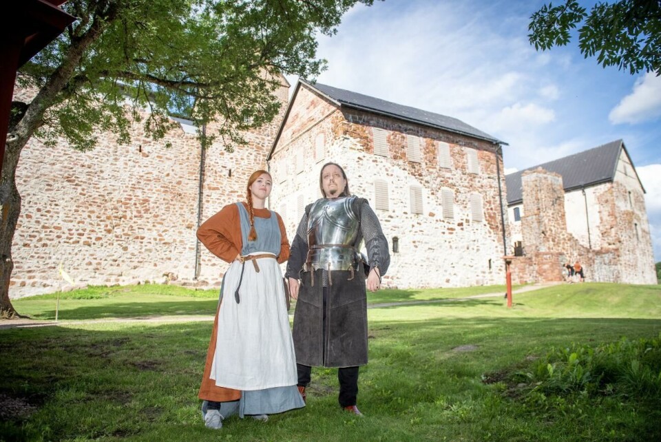 Ida Boedeker och Peo Berglund tycker det är roligt att hålla i guidningar på sommaren. Ida Boedeker och Peo Berglund tycker det är roligt att hålla i guidningar på sommaren.