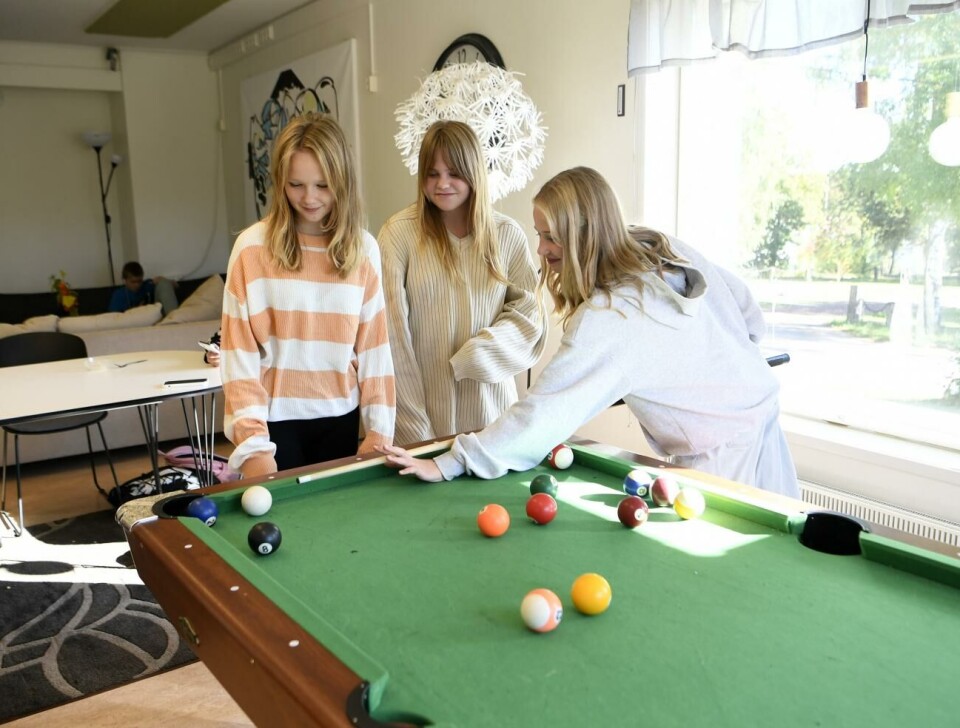 Livia Franzas, Ida Häggblom och Lia Båskman spelar biljard på ungdomsgården.