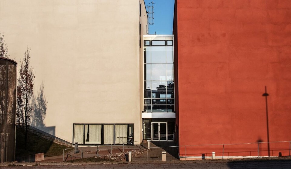 Fick sitta i styrelsen trots våldtäktsutredning Alandica kultur- och kongress, Teater Alandica *** Local Caption *** @Bildtext:Vi kräver en förändring och ett slut på de sexuella trakasserierna. Vi vill att den åländska teaterscenen ska vara en plats där alla kan känna sig trygga och respekterade, skriver 34 kvinnor i ett öppet brev till Teater Alandicas styrelse.@Normal_indrag:Foto: Daniel Eriksson