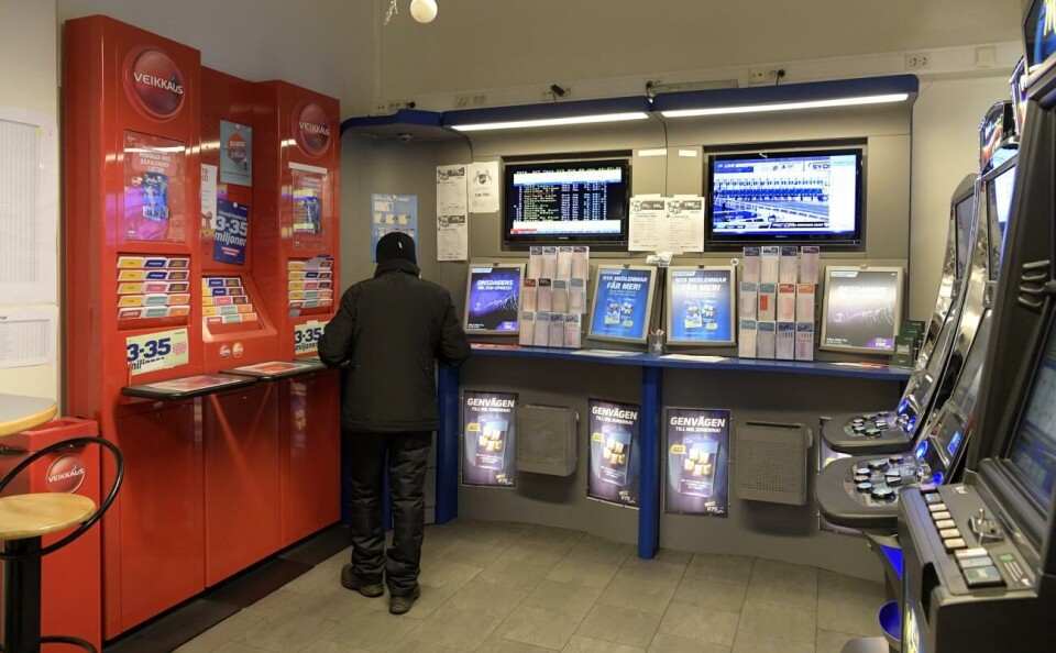 Finlands spelmonopol kan komma att avskaffas de närmsta åren och omvandlas till ett licenssystem som släpper in fler spelbolag än statliga Veikkaus. Detta sedan SDP ändrat uppfattning i frågan och förespråkar ett licenssystem. 291117, 29112017, 20171129, , Veikkaus spel , lotto, penningspel , Veikkaus försäljningsstopp på Åland , Veikkaus försäljningsstopp på Åland , Lotto , penningspel