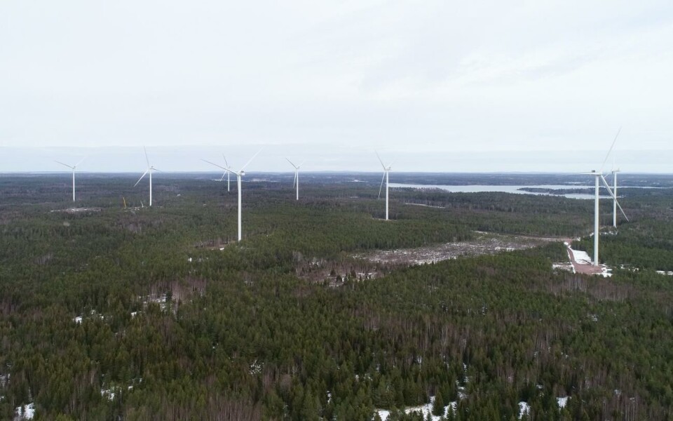 De tio vindkraftverken i Långnabba, Eckerö väcker reaktioner. 080322 , 08032022 , 20203008 , Långnabba vindkraftpark , sista vindkraftverket montering av vingarna startar under kvällen , vindkraft , alternativ energi , el , grön el , vindkraftpark , Allwinds , bygge av vindkraftverk , flygbild , flygfoto *** Local Caption *** @Bildtext:De tio vindkraftverken i Långnabba, Eckerö står nu på plats.Foto: Robert Jansson
