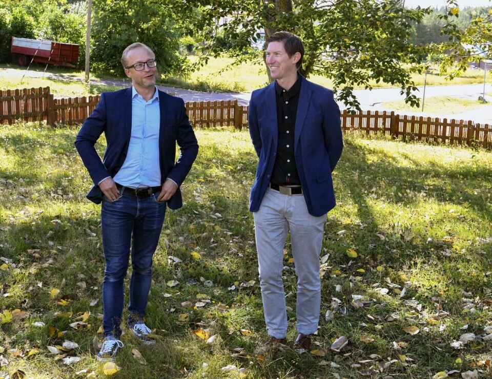 Finströms tidigare kommundirektör Erik Brunström och Folkhälsans Niclas Forsström visade tidigare upp tomten där seniorboendet planerades byggas.