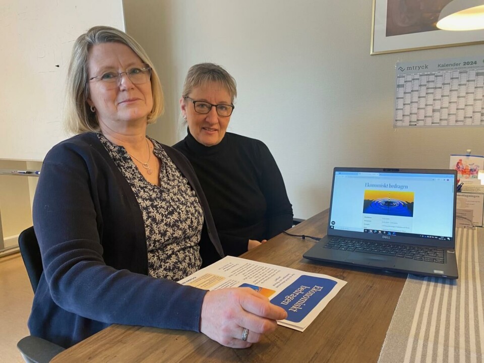 Folkhälsan startar grupp för ekonomiskt bedragna Gerd Laxåback och Gunilla Holmberg vid Folkhälsan betonar hur viktigt det är att inte känna skam om man blir ekonomiskt bedragen.