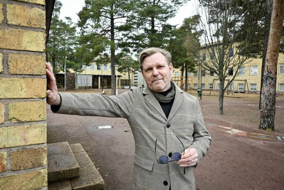 Jacob Mangwana Haagendal, ordförande i föreningen Hem och skola Övernäs, är orolig för hur de trånga utrymmena och inomhusluften påverkar barnen.