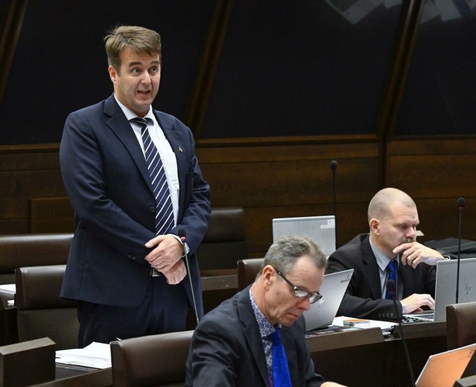 Obunden samling står inte bakom stödet för utbyte av oljepannor och mer pengar till Åda. Det meddelade Marcus Måtar (stående i bild) under onsdagens lagtingsdebatt. 151122 , 15112022 , 20221115 , Lagting , lagtinget , plenum , plenisal , politiker , politik , budget , Marcus Måtar (Ob) , Obunden Samling