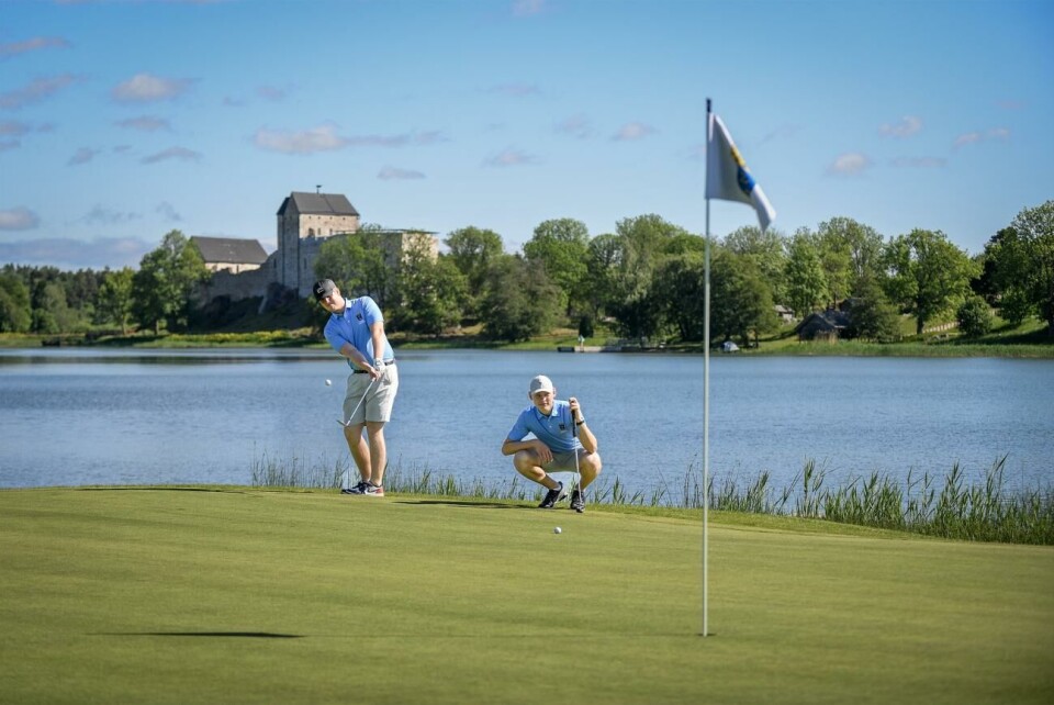 Kompisarna Alvar Nordlund och Felix Holmberg spenderar mycket tid på Ålands golfklubb i Kastelholm. Den 19 juni siktar de på att spela tio rundor på en dag, för att samla in pengar till välgörenhet.