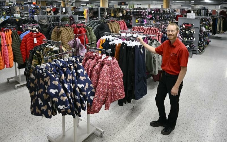 Niklas Sandstedt har jobbat nästan 20 år på Mattssons och ansvarar för textil, skor och husgeråd.Foto: Robert Jansson