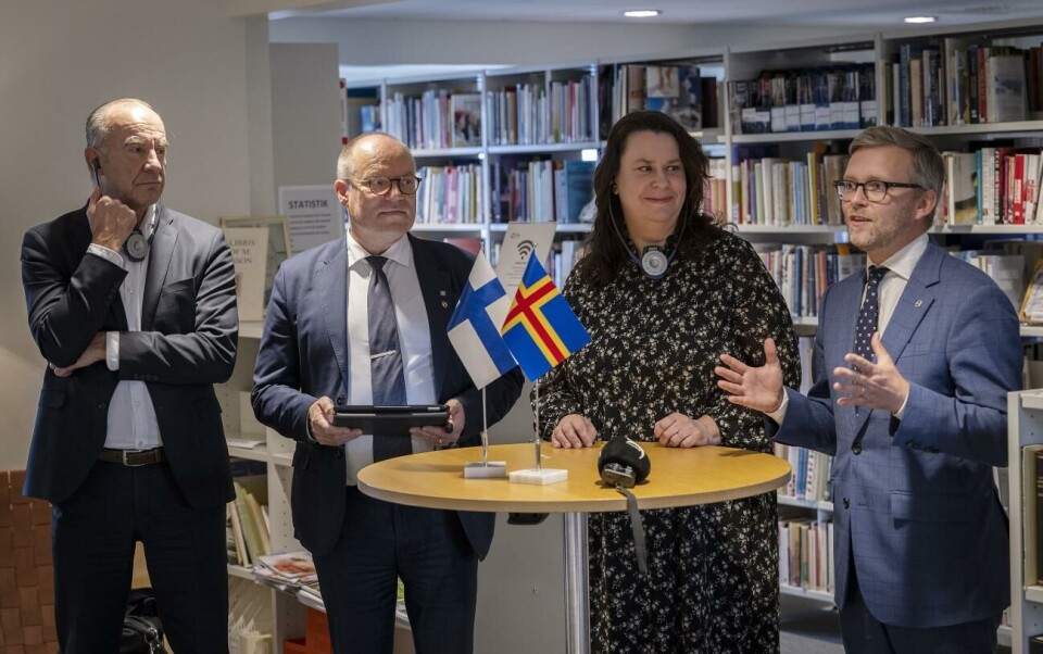 Riksdagens grundlagsutskott var under onsdagen på Ålandsbesök. Från vänster: Markku Eestilä (Saml), Mikko Kinnunen (Saml), utskottets ordförande Johanna Ojala-Niemelä (SDP), och Ålands riksdagsledamot Mats Löfström. Finlands riksdag, riksdagen, grundlagsutskottet på Ålandsbesök Markku Eestilä, Mikko Kinnunen, Johanna Ojala-Niemelä, Mats Löfström