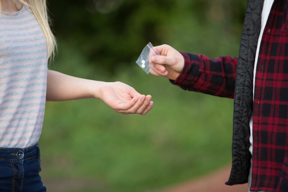 Bland de studerande i årskurs II på gymnasiet svarade 21 procent att de blivit erbjudna att prova narkotika, 11 procent att de använt narkotika och 49 procent att de har kännedom om någon som kan sälja narkotika. Teenage Girl Buying Drugs In Playground From Dealer