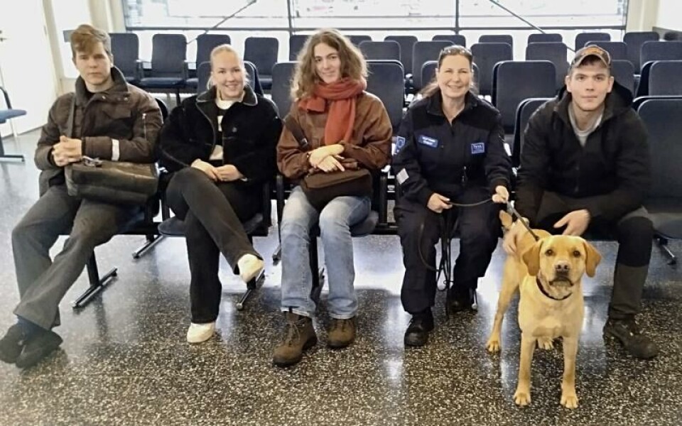 Edvard Svens, Zafira Berglund och Felix Fellman längst till höger på besök hos tullen.<@Fotograf>PrivatFoto: