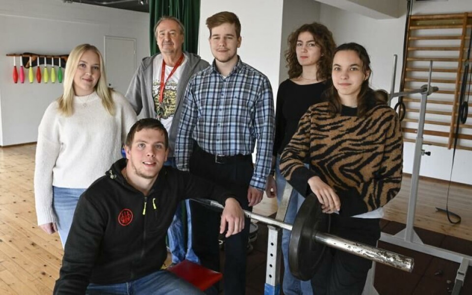 Från vänster Zafira Berglund, Rainer Kull, Edvard Svens, Bonny Eriksson och Rebecka Ingves. Längst fram Felix Fellman. Alla elever har under kursens gång blivit säkra på att de verkligen vill jobba med blåljusyrken. Linjeledare Rainer Kull är i grunden polis med 37 års erfarenhet.<@Fotograf>Robert JanssonFoto: Robert Jansson