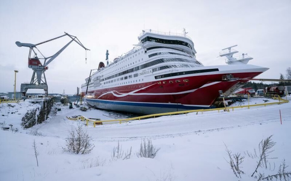 Många är det kranar och lyftar som omger Cinderella under renoveringen.Foto: DANIEL ERIKSSON