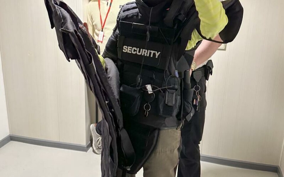 Rebecka Ingves testar skyddsutrustning.<@Fotograf>PrivatFoto: