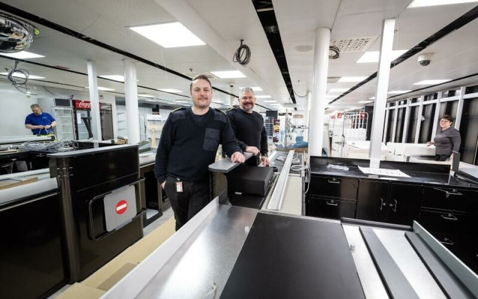 Taxfree-butiken har nu bara en in- och utgång. Befälhavare John Englund och intendent Peeter Tiitso vid kassorna.Foto: DANIEL ERIKSSON