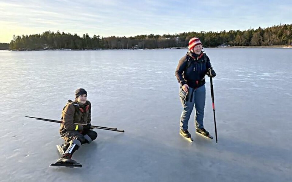 Man har också testat på långfärdsskridskoåkning. Till höger linjeläraren Marie Johansson. <@Fotograf>PrivatFoto: