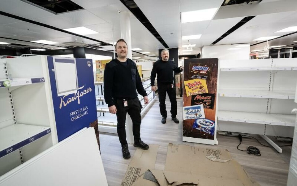 Befälhavaren John Englund tillsammans med intendenten Peeter Tiitso i taxfree-butiken, som görs om från grunden.Foto: DANIEL ERIKSSON