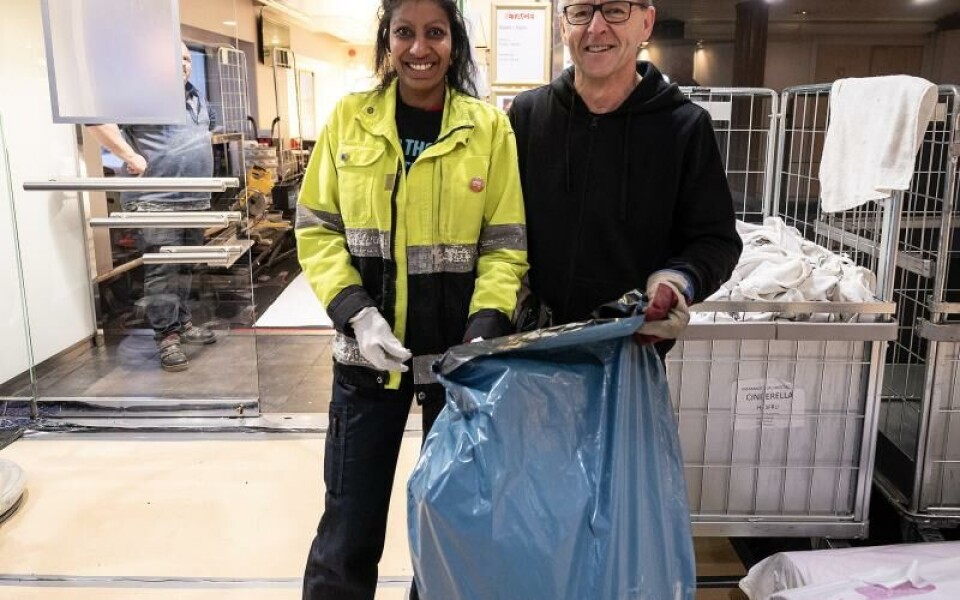 Personalen på Cinderella får lite annorlunda uppgifter under dockningen. Servitören Maria Broman hjälper till att få undan skräp medan bartendern Dennis Karlsson kallar sig för “röjgubbe”.Foto: DANIEL ERIKSSON