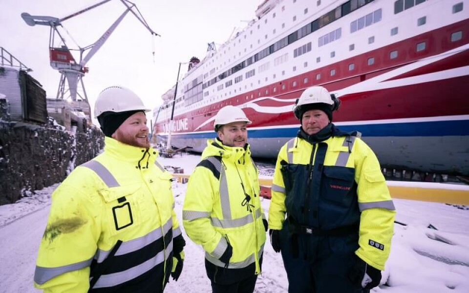 Tekniske chefen Oscar Mattsson, befälhavaren John Englund och maskinchefen Stefan Mattsson utanför Cinderella.Foto: DANIEL ERIKSSON