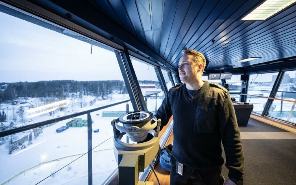 Befälhavaren John Englund har en fin utsikt från sin brygga. Där har det installerats mycket ny mjuk- och hårdvara: “Jag är bekant med dem sedan tidigare och nu är det samma som på Grace och Glory”, säger han.Foto: DANIEL ERIKSSON