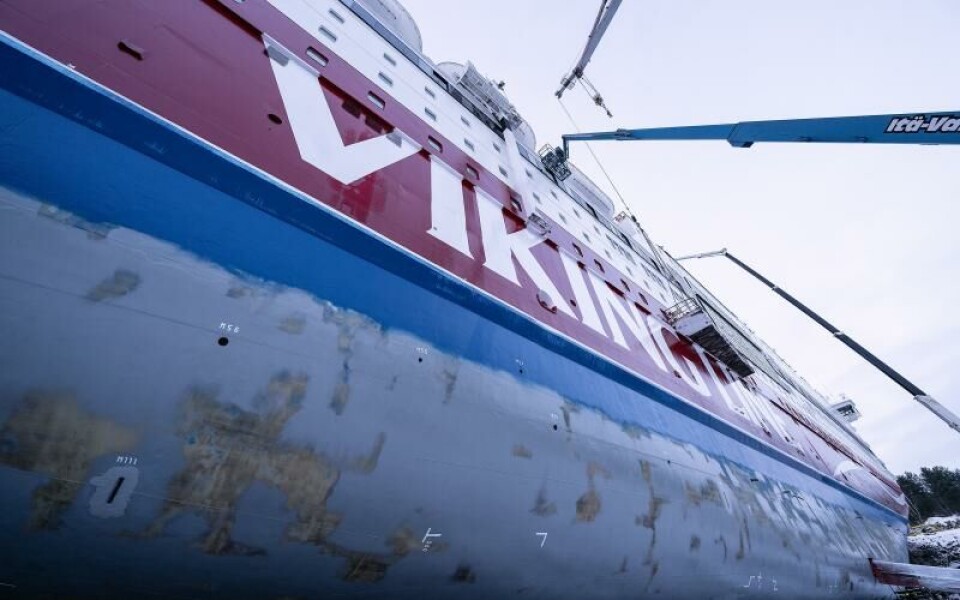 Den röda färgen har åkt på. Det var 19 minusgrader då de la på den.Foto: DANIEL ERIKSSON