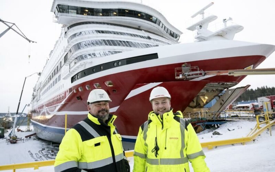 Intendenten Peeter Tiitso tillsammans med befälhavaren John Englund framför Cinderella.Foto: DANIEL ERIKSSON