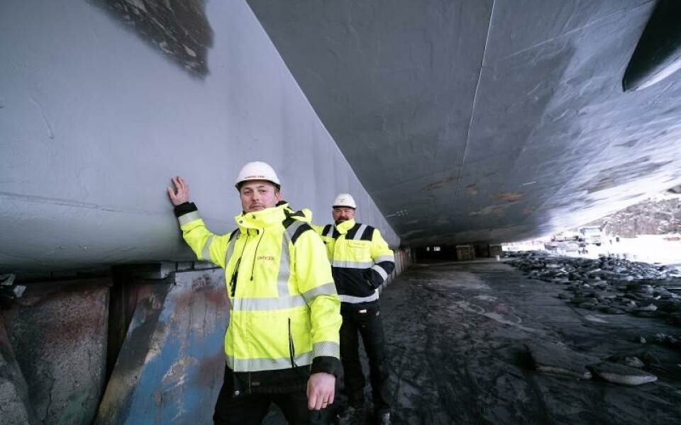 Befälhavaren John Englund och intendenten Peeter Tiitso så långt ner på Cinderella som går att komma, där den står på blocken i torrdockan.Foto: DANIEL ERIKSSON