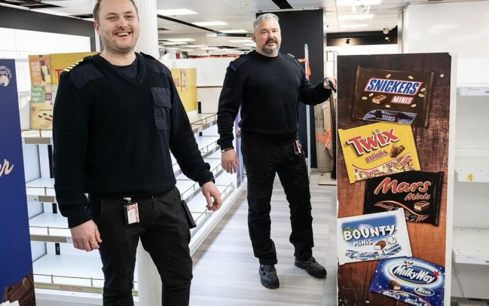 Befälhavaren John Englund och intendenten Peeter Tiitso i taxfree-butiken, som gjorts om från grunden.Foto: DANIEL ERIKSSON