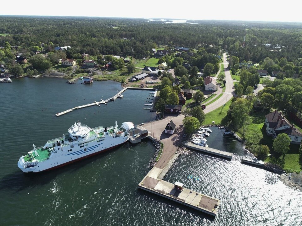 Invånarantalet på Föglö går nedåt, men antalet barn och unga ökar. Intresset för fritidsbostäder i kommunen är stort, i dag närmar sig antalet fritidsbostäder tusen stycken. 160918 , 16092018 , 20180916 , Skarven , Degerby , Föglö , Ålandstrafiken , skärgårdstrafik , skärgårdstrafiken , färjfäste , skärgård , flygbild *** Local Caption *** @Bildtext:Beräkningarna av tunnelprojektet ska nu kompletteras med kostnaderna för bland annat skärgårdstrafiken för att få en helhetsbild av den totala kostnaden, enligt landskapets projektingenjör Elias Nilsson.@Normal:Foto: Staffan Lund