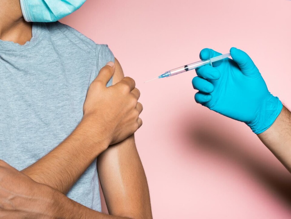Närvårdaren skickades hem i februari och har inte jobbat på Oasen sedan dess. Young man refusing vaccine, anti vaccination concept