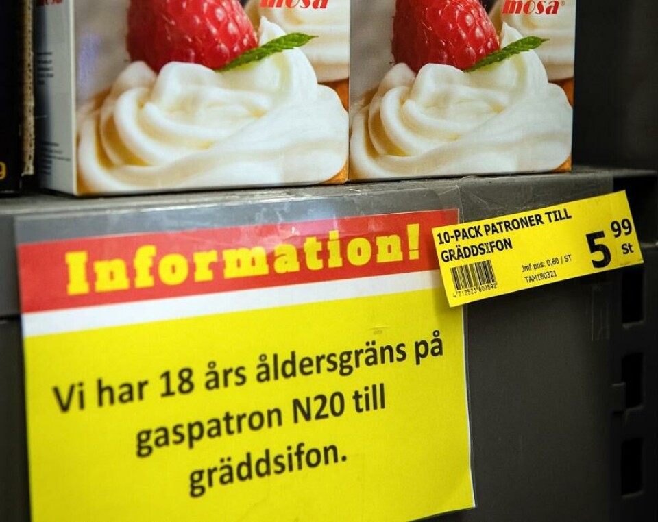 Inför åldersgräns på lustgas