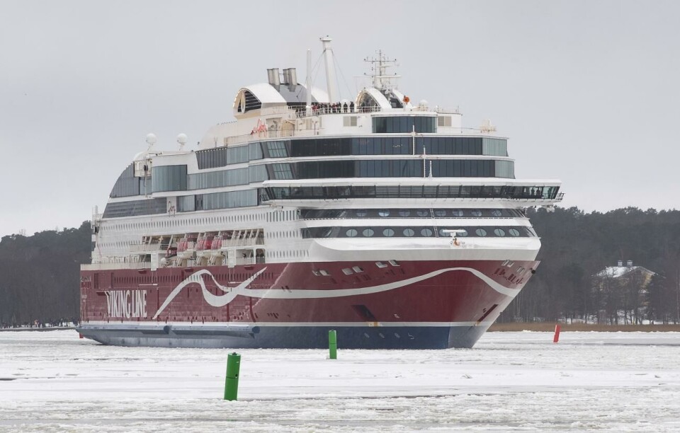 Viking Glory angör Åland på torsdag. Här är hon på väg in i Åbo hamn.