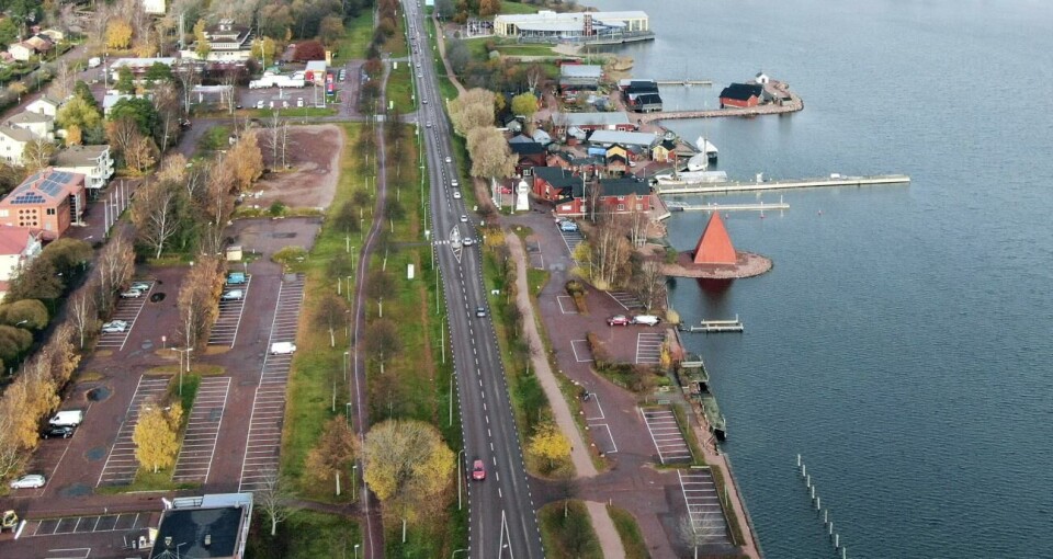 Inget farligt avfall hittades i marken ”Jag vill påstå att vi gjort Ålands största miljöutredning på det här området”, säger stadens miljösamordnare Ulf Simolin angående att planerna att bygga på den gamla deponin under Rönnbergs torg. På bilden syns en del av området. Hülya Tokur-Ehres/ Robert Jansson