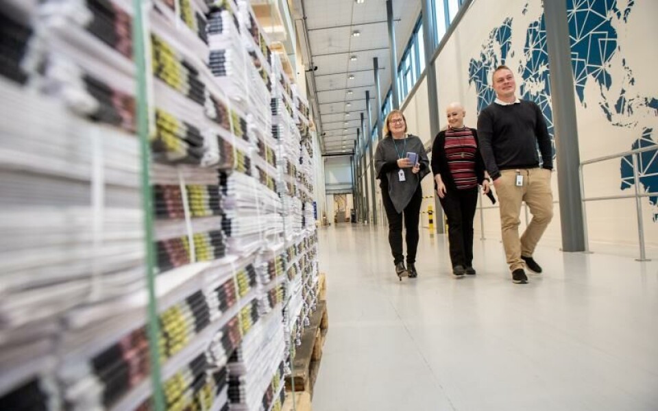 Som ett brev på posten – julkorten kommer fram även i år. Här syns posttjänsternas affärsområdeschef Eivor Granberg, postkontorschefen Sara Hallman och logistikavdelningens transportchef Jonas Hammarbäck. Foto: Hülya Tokur-Ehres