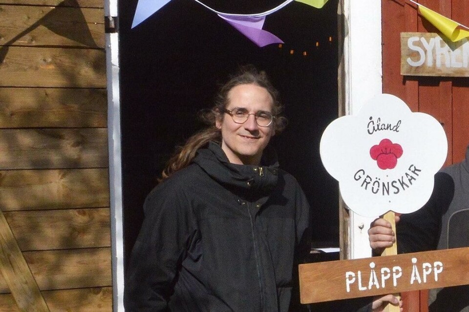 Joel Lindholm. 170522 , 17052022, 20220517 , Inför Åland grönskar , Skördefestens vänners projektkoordinator Joel Lindholm , verksamhetsledare Ida Wester på varsin kant i bild. John Strandvall och Amanda Eriksson imitten driver nya utflyktsmålet Syrenbacken i Hammarland, där bilden också är tagen