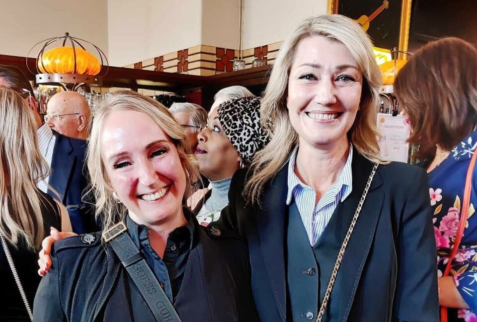 Jessy Eckerman tillsammans med SDP:s blivande EU-parlamentariker Maria Guzenina på partiets valvaka.